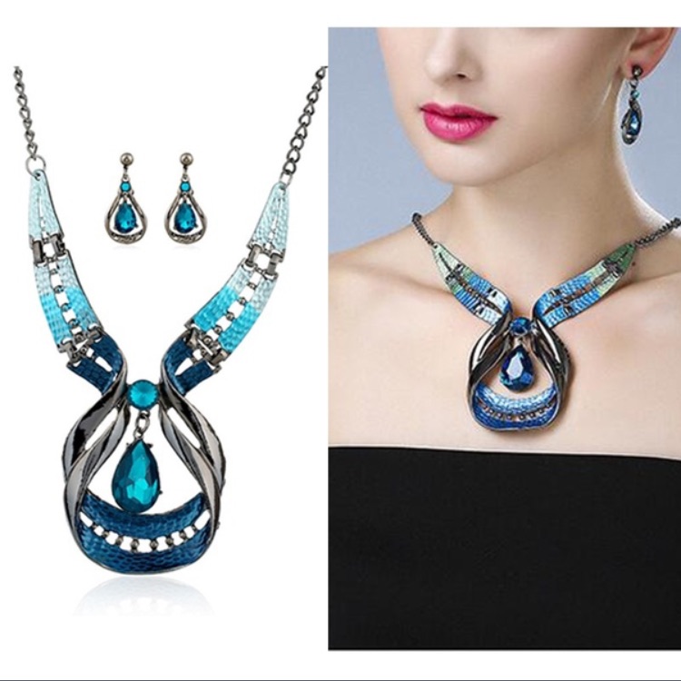 Beautiful Necklace And Earring Set!
